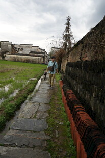 古城墙边的行人石板小径