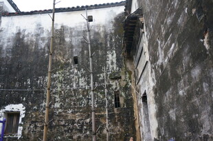 废弃工厂的沧桑景象