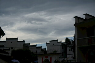 阴天里的传统民居建筑群