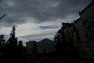 阴天下的古朴中式建筑群