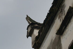 中式古建筑屋檐一角