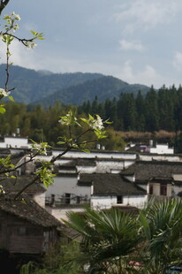 古朴村落隐于山水之间