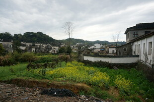 乡村田野边的古朴民居