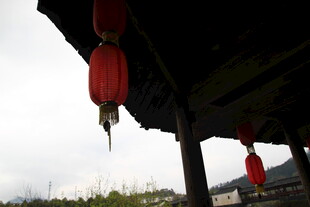 屋檐下的红色灯笼