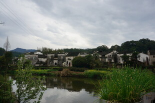 湖畔村落 云雾缭绕的美景