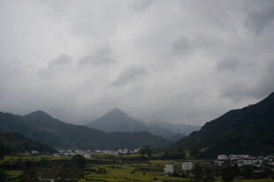 山间村落 云雾缭绕之景