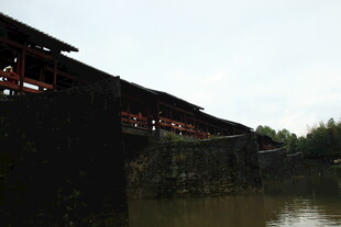 古廊桥横跨水面