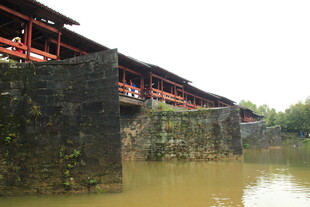 古桥横跨绿水畔