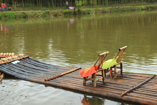 湖畔木筏上的两把休闲椅