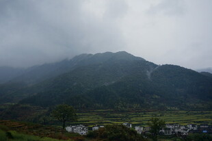 云雾缭绕的山间村落