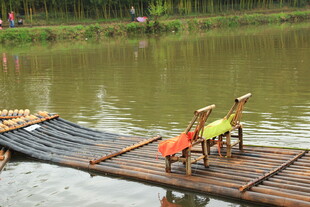 竹筏上的两尊奇特木雕