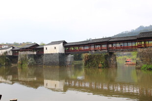 江南水乡古桥与民居倒影