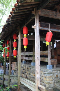 古木屋挂红灯笼的景致