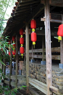 古木屋挂红灯笼的景致