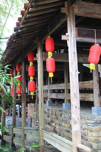 古建廊下悬挂的串串红灯笼