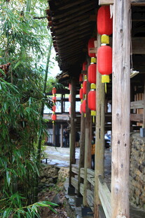 古廊桥挂红灯笼景致