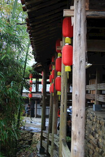 古廊下的红灯笼与翠竹