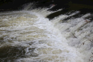 湍急水流倾泻的壮观景象