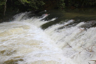 湍急溪流的自然美景