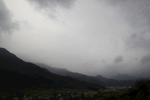 山间云雾缭绕的阴沉景象