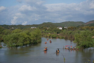 洪水场景中多人水中活动