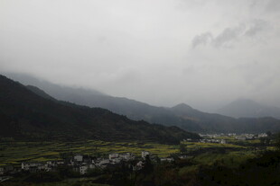 山间村落隐于烟雨之中