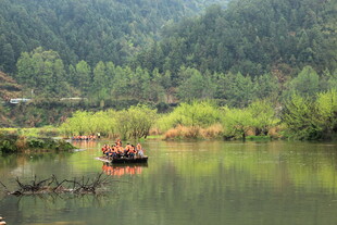 山水间泛舟赏景