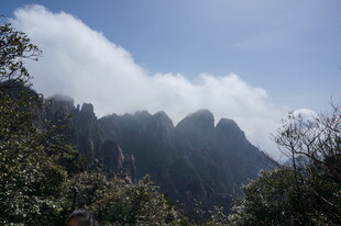 云雾缭绕的壮美山峦