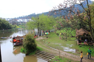 河畔乡村风光 游人闲趣