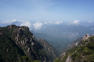 壮美山峦云海景观