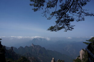 黄山壮美山峦与蓝天景致