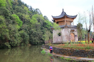 河畔古亭 自然美景如画