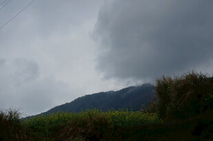 乌云笼罩下的山峦景色
