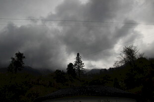 乌云笼罩下的自然景象