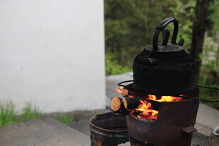 户外炭火烹煮场景