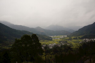 山间村落 云雾缭绕之景