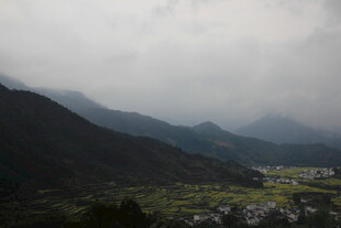 山间村落隐于云雾之中