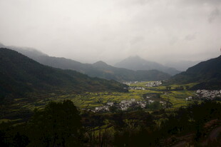 山间村落 云雾缭绕美景