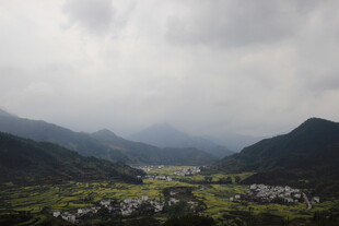 山间村落 云雾缭绕之景
