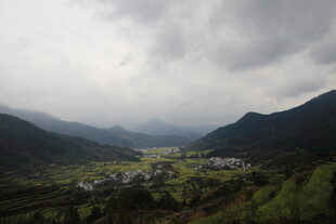 山间村落隐于云雾之中