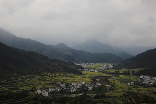 山间村落 云雾缭绕之景