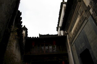 古巷中的中式传统建筑