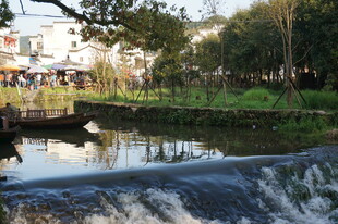 乡村水畔风光如画