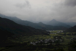 山间村落隐于云雾之中