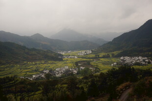 山间村落 云雾缭绕之景