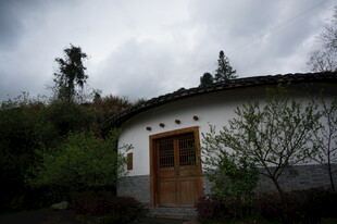 乡村小屋隐于绿植之间