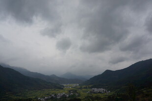 乌云笼罩下的山间景色