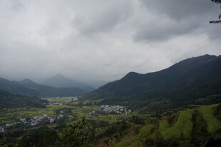 山间云雾缭绕的村落景观