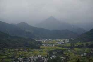 山间村落隐于朦胧雾色中