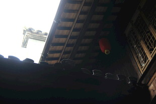 古建屋檐下的吊车景象